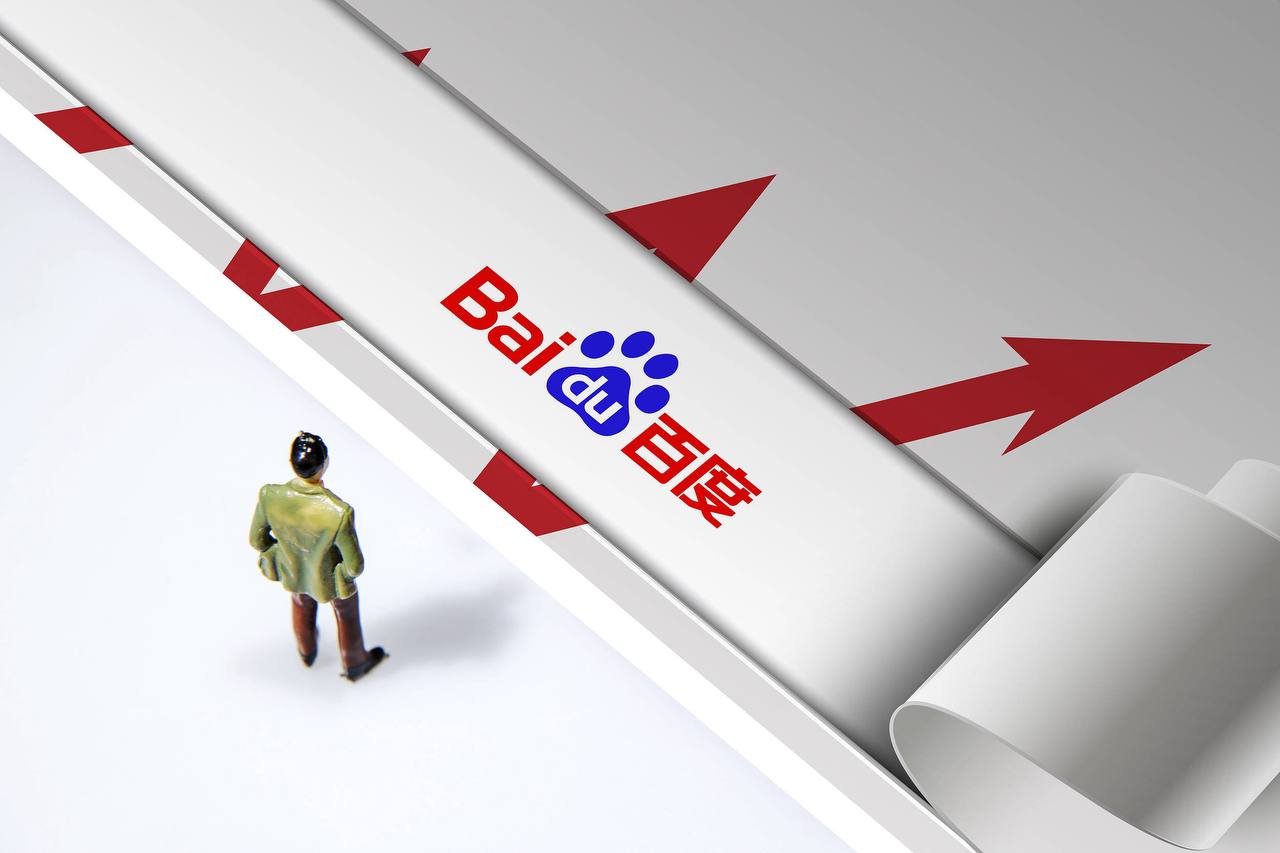 乐鱼电竞app下载官网爸爸看手机婴儿车溜下坡翻车